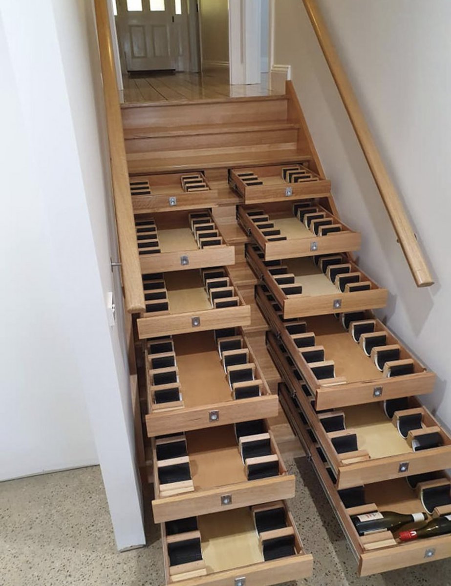 Лестница со встроенными ящиками