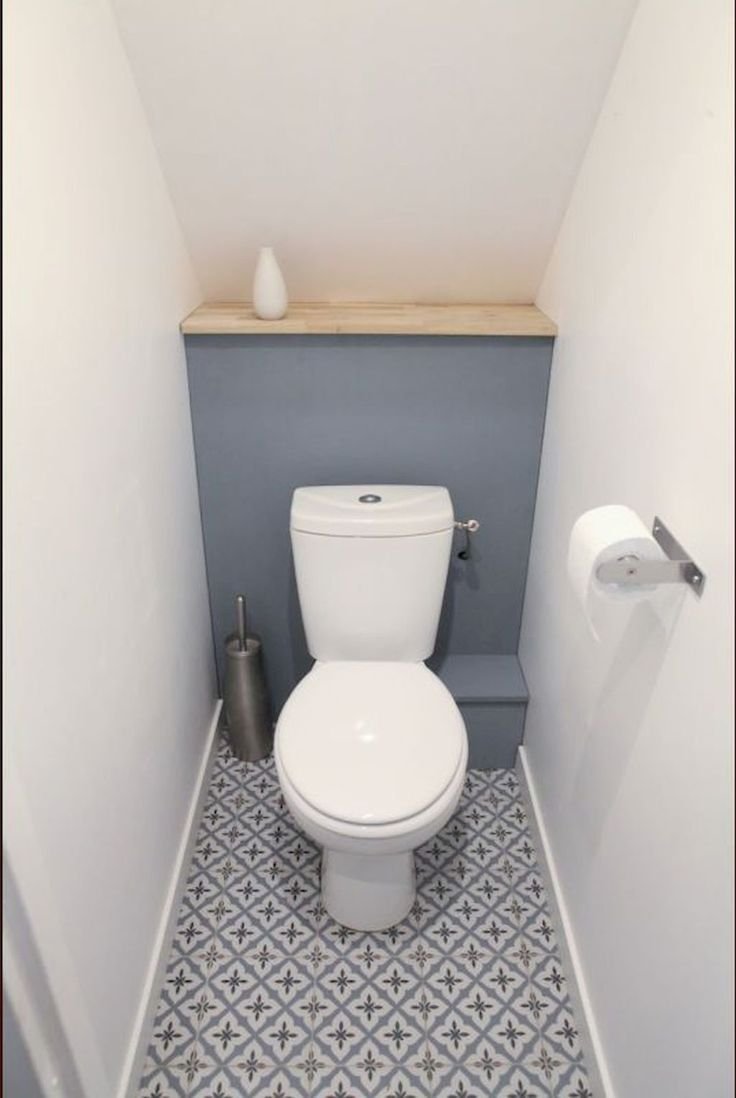 Интерьер туалета с напольным унитазом