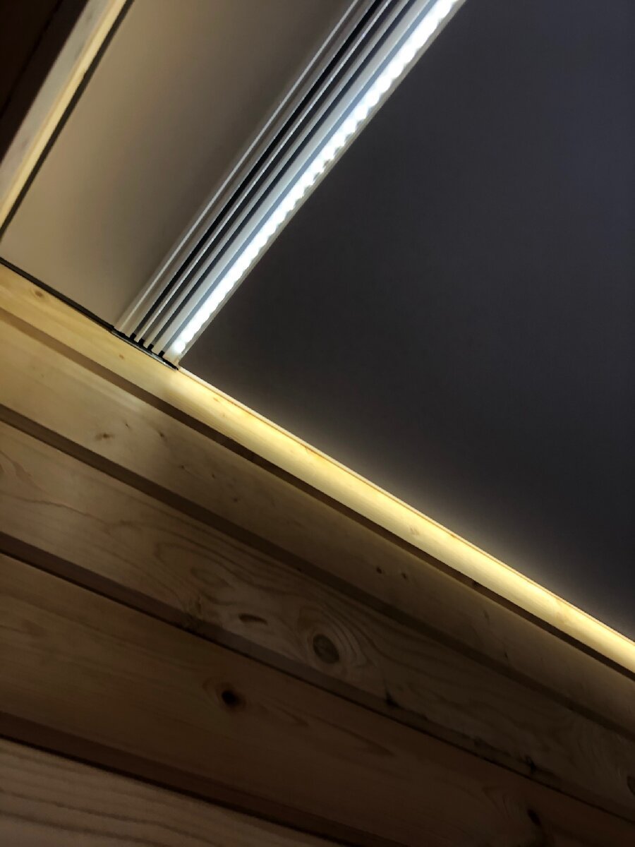 Натяжной потолок с подсветкой карниза