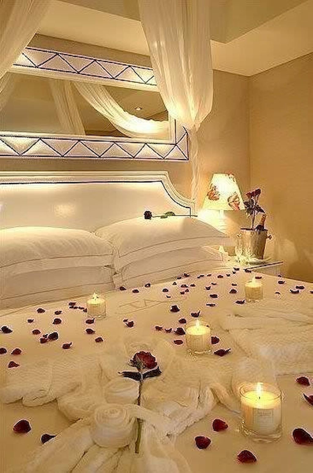 Кровать для брачной ночи. Кровать для брабрачной ночи. Романтическое украшение спальни. Спальня для новобрачных. Музыка в спальне для двоих
