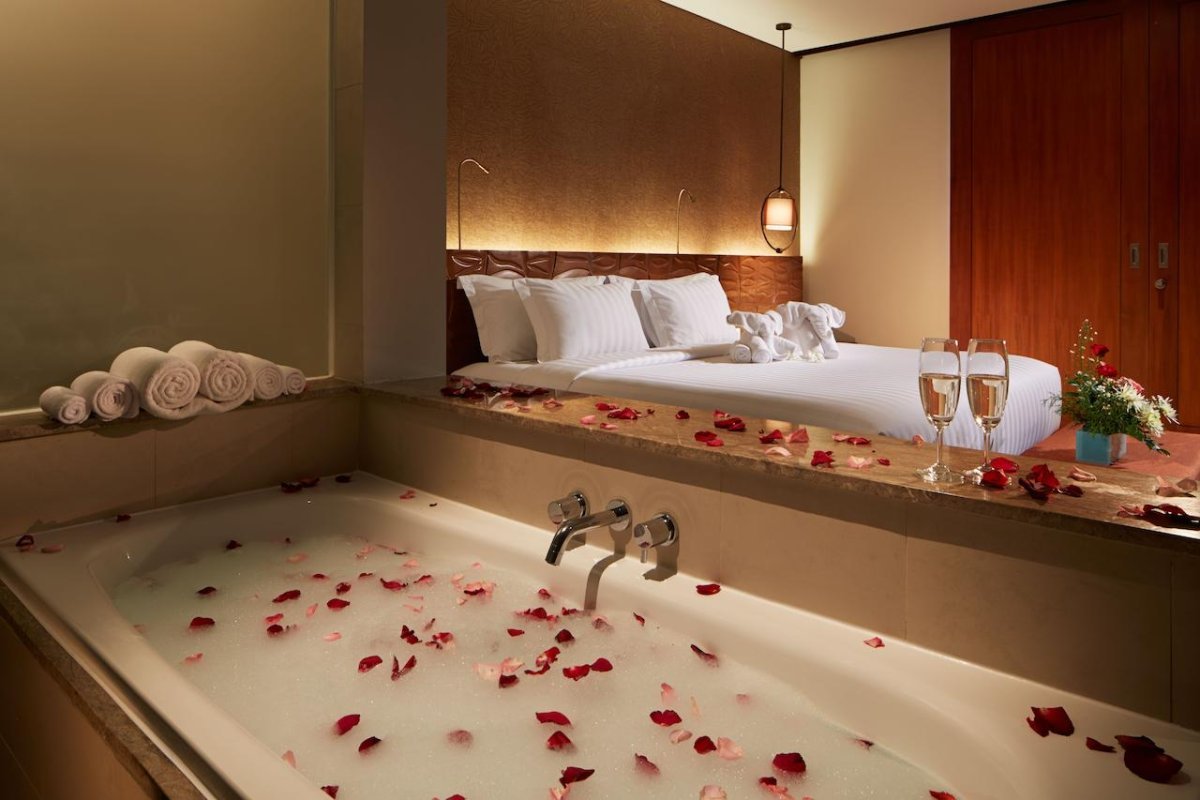 Спокойную романтическую. Sun Island Hotel & Spa Legian. Романтическая комната. Романтическая ванна для двоих. Романтическая обстановка в комнате.