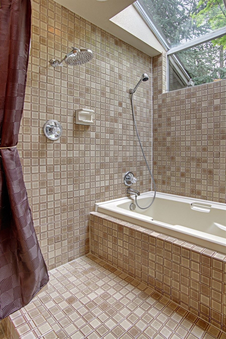 Ванная комната с тропическим душем в частном доме