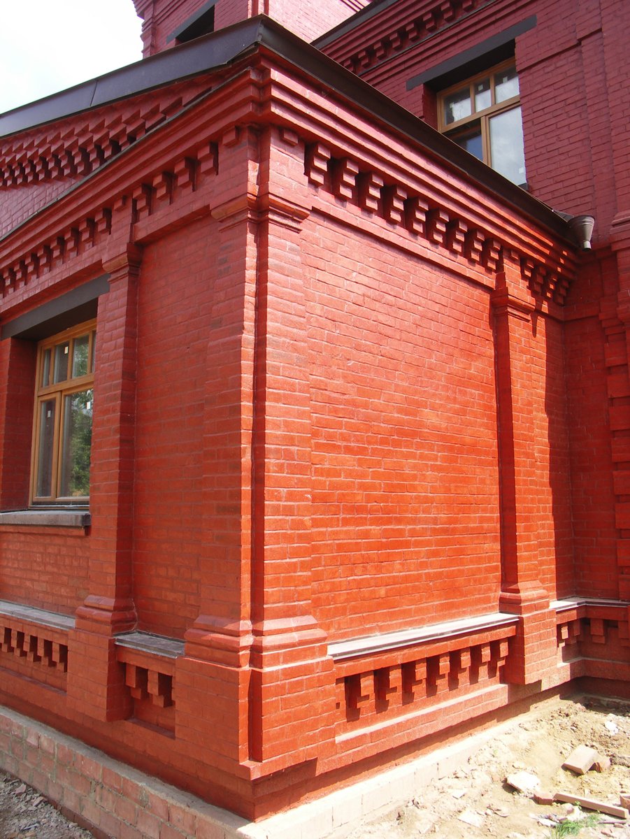 Фасад из красного кирпича