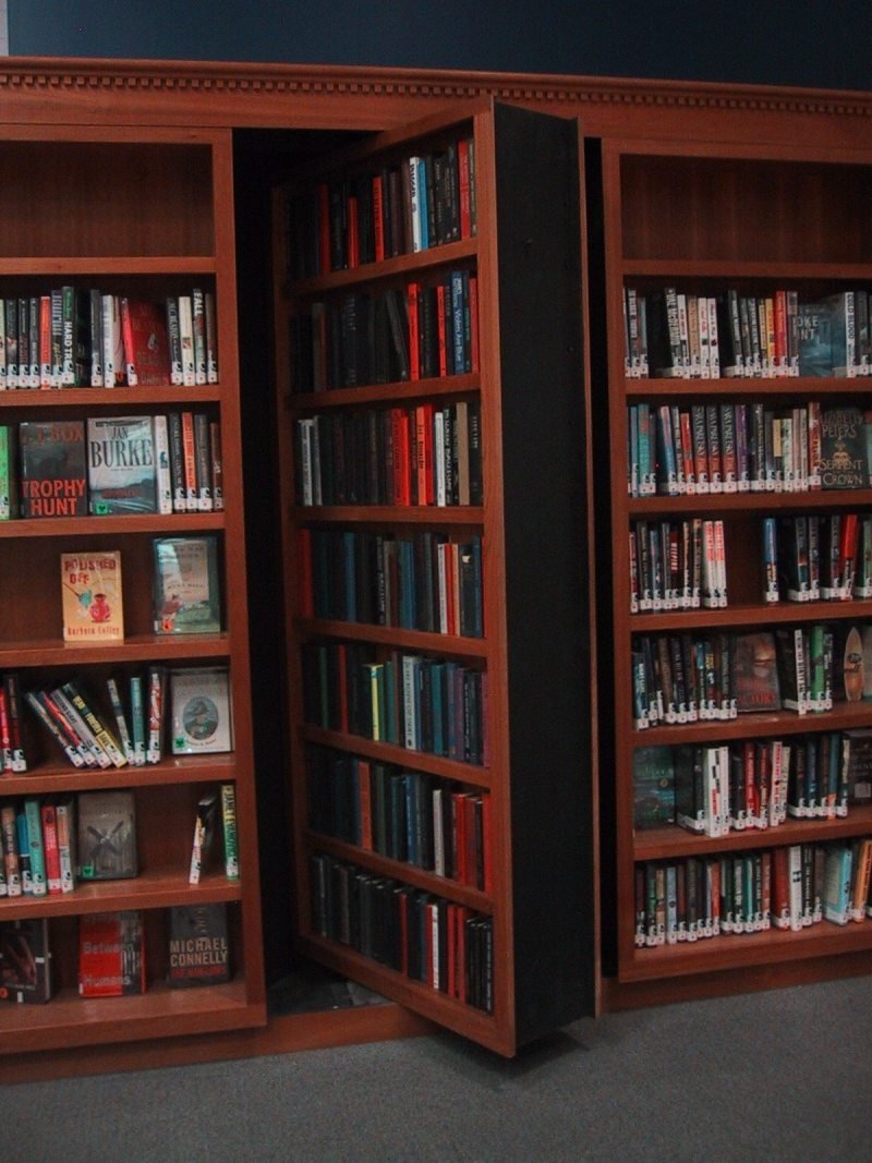 Потайная дверь в книжном стеллаже