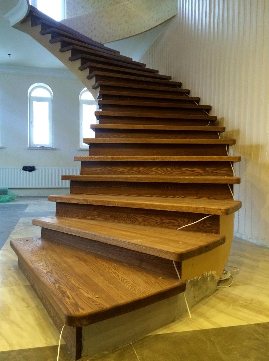 Монолитная лестница с деревянными ступенями
