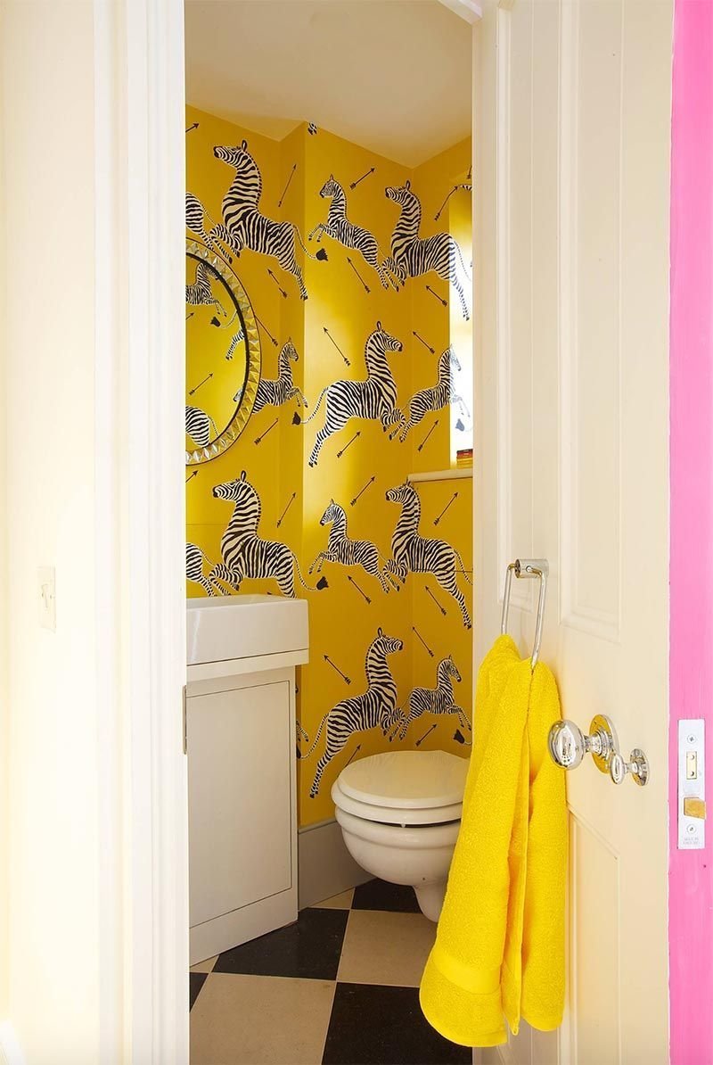 Интерьер туалета в желтом цвете