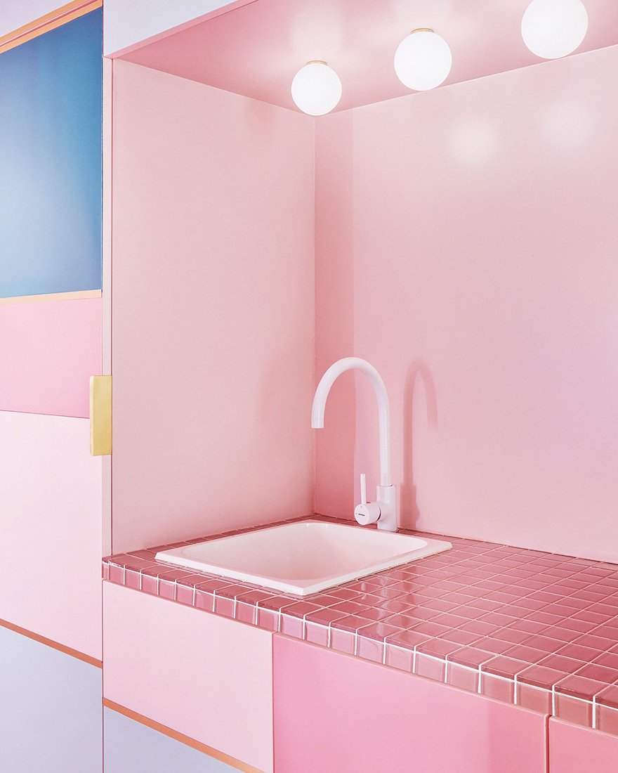 Квартира розовая блестящая