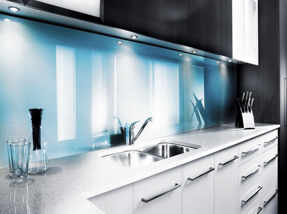 Фартук для кухни из стекла