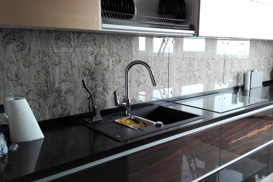 Фартук для кухни из стекла