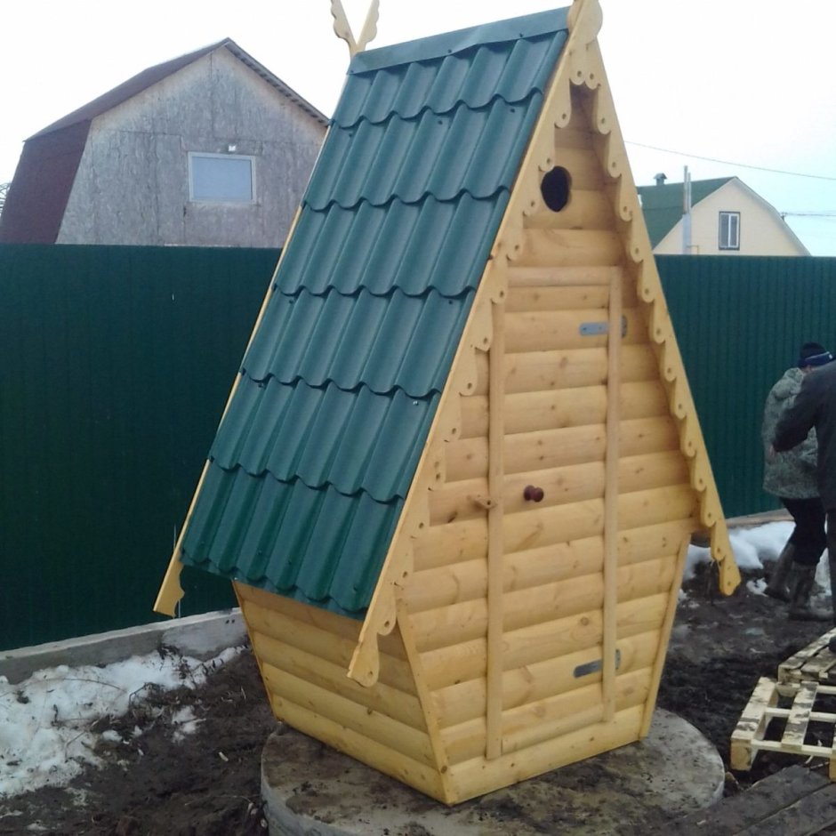 Деревянный туалет домиком