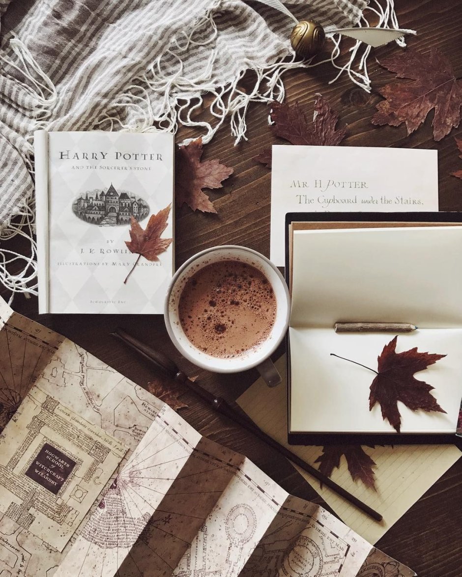Кофе и книга Гарри Поттер