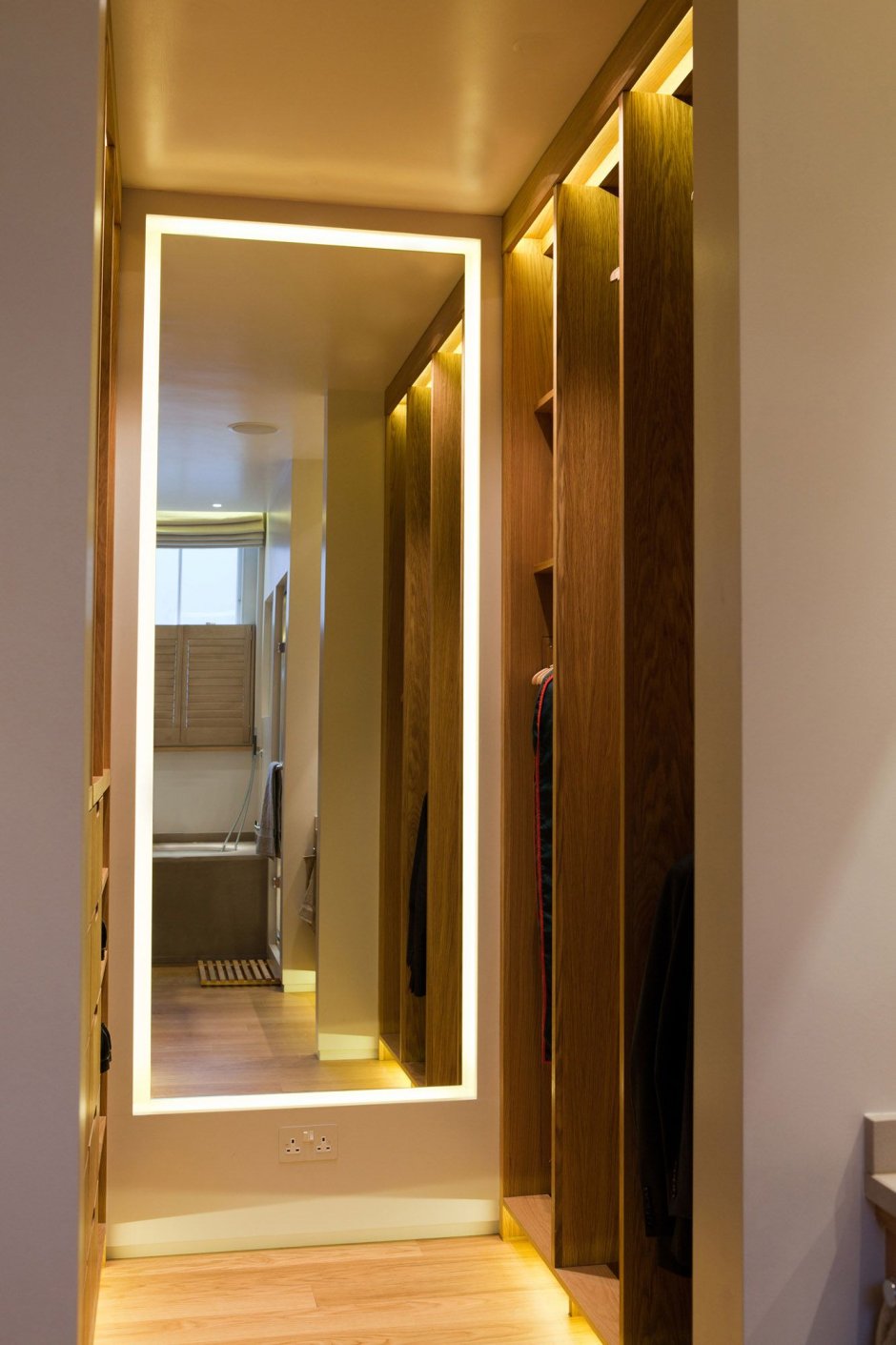 Большое зеркало с подсветкой сзади в коридор высотой 1600 мм