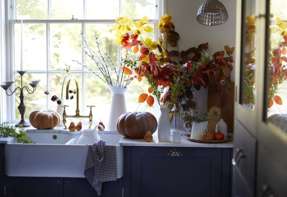 Осенний декор окна на кухне