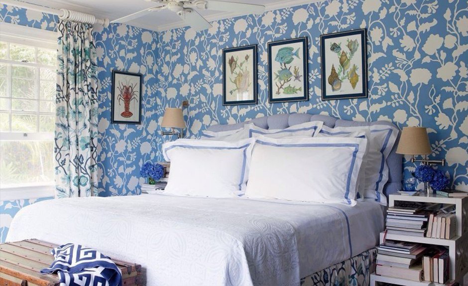 Спальня в голубых тонах с цветочными