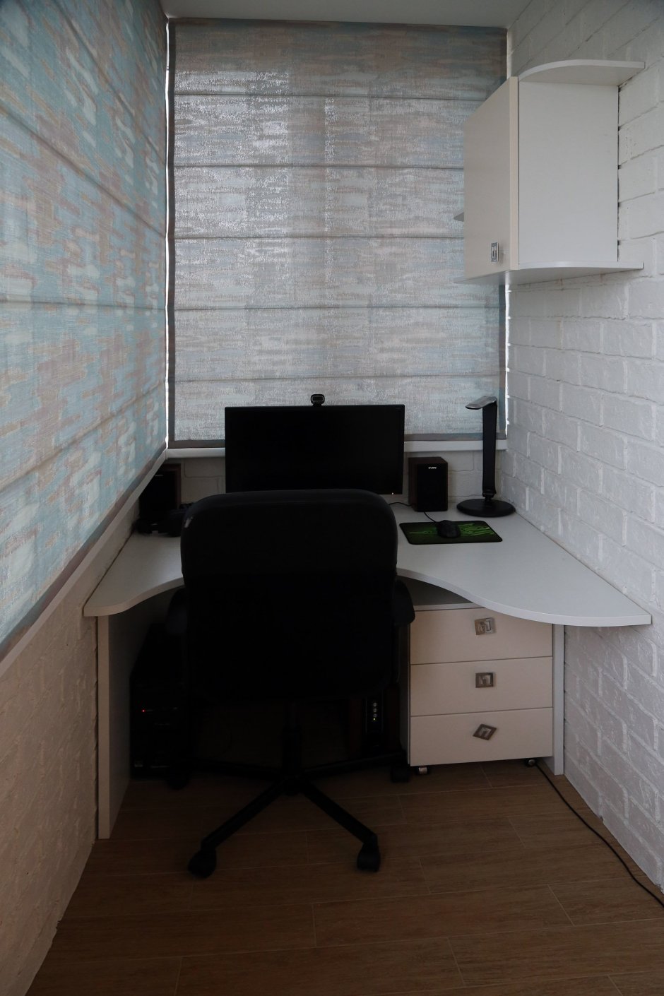 Отделка балкона с компьютерным столом