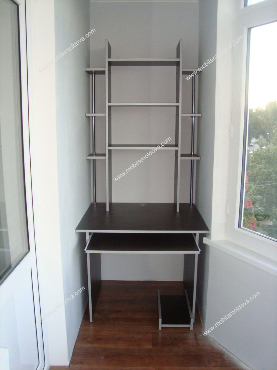 Компьютерный стол с полками навесными на лоджии