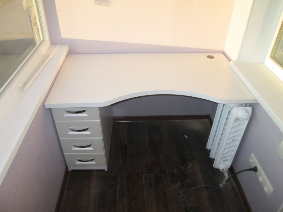 Угловой стол на балкон