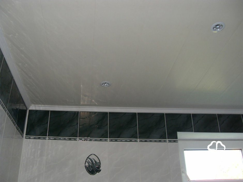 Потолок из пластиковых панелей в ванной