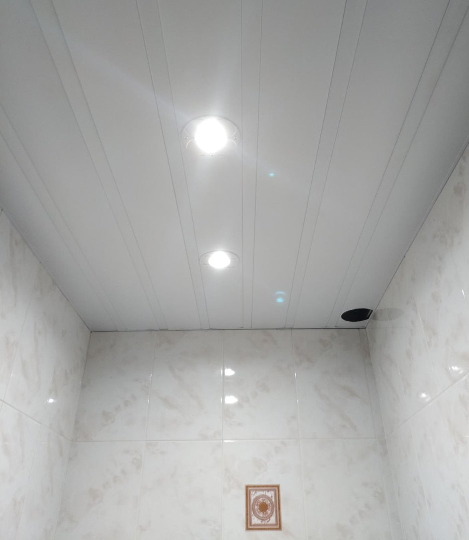 Пластиковый потолок в туалете