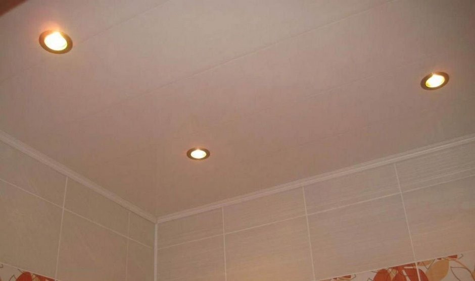 Потолок в ванную из пластиковых панелей