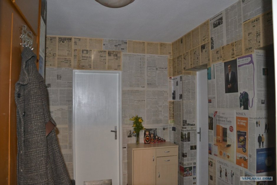 Старые советские газеты на стене