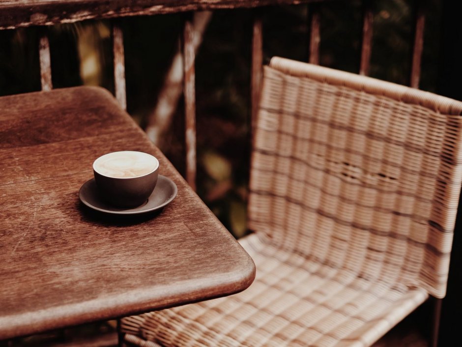 Стол стульев на столе чашка кофе