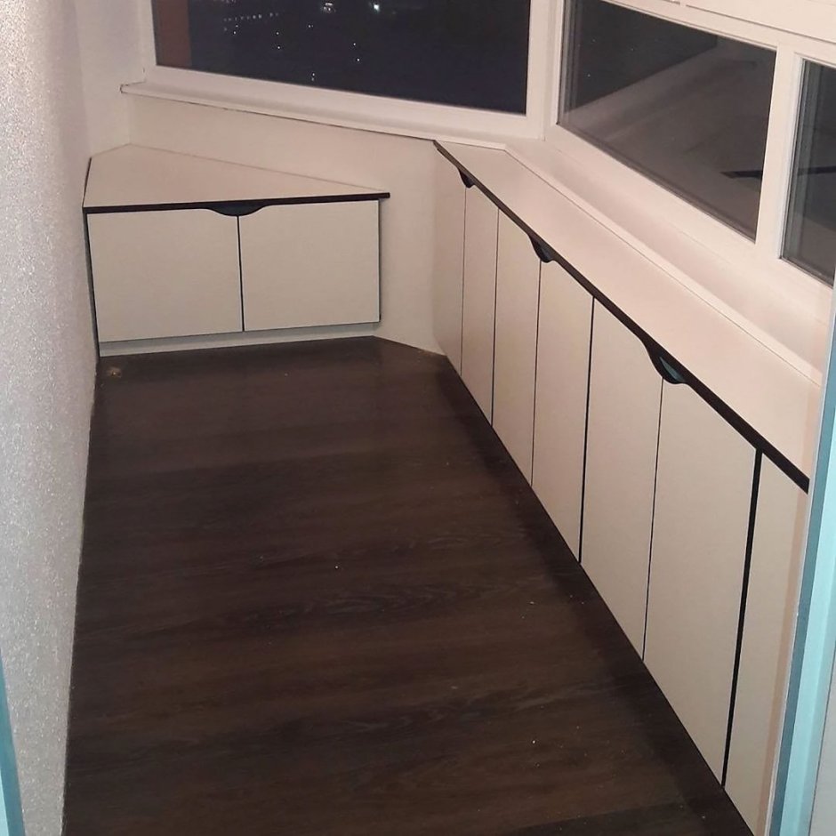 Шкаф под подоконником на балконе