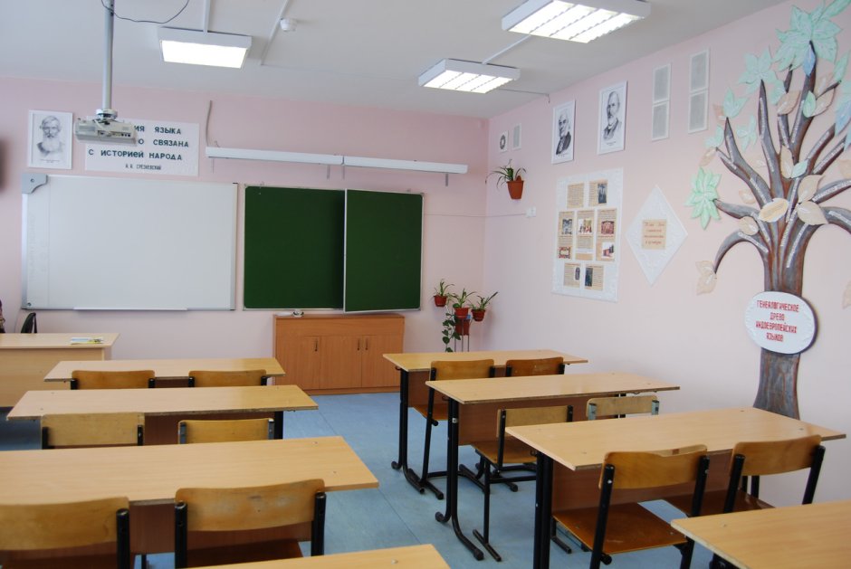 Покраска стен в школьном классе