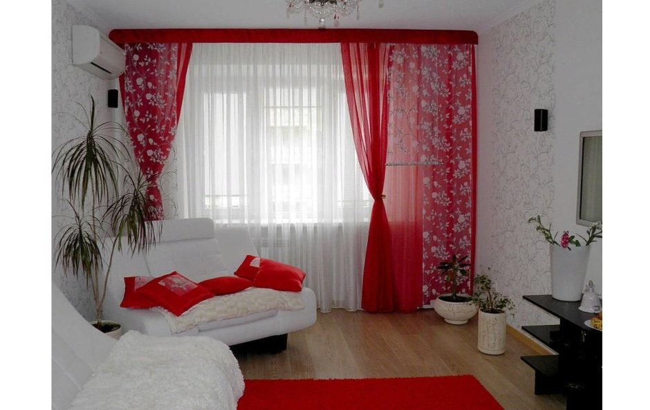 Красные шторы в гостиной