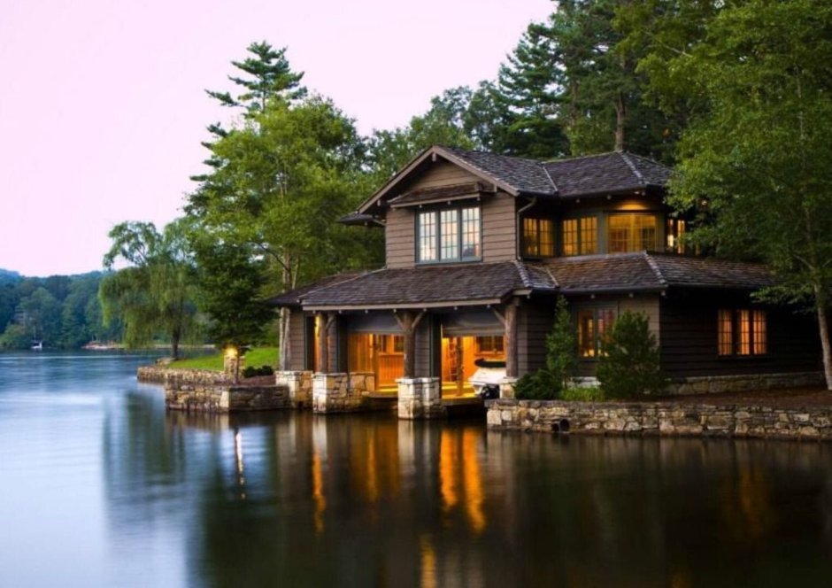 Дома у озера