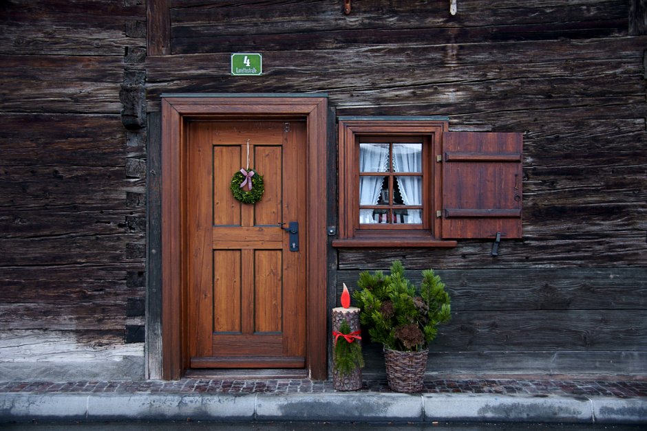 Дверь в деревенском доме