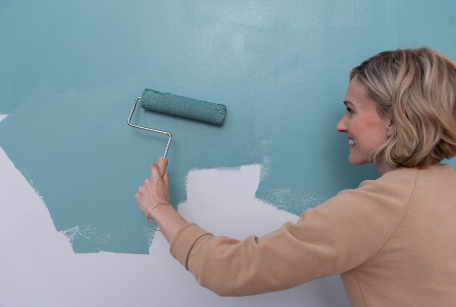 Покраска стен большим валиком