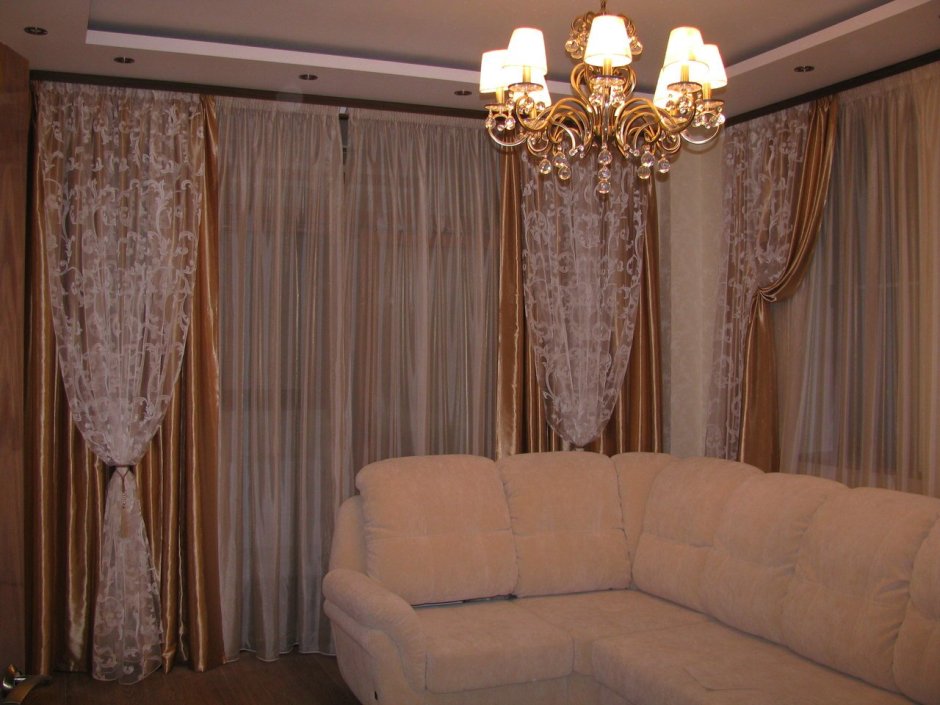 Светлые комбинированные шторы для гостиной