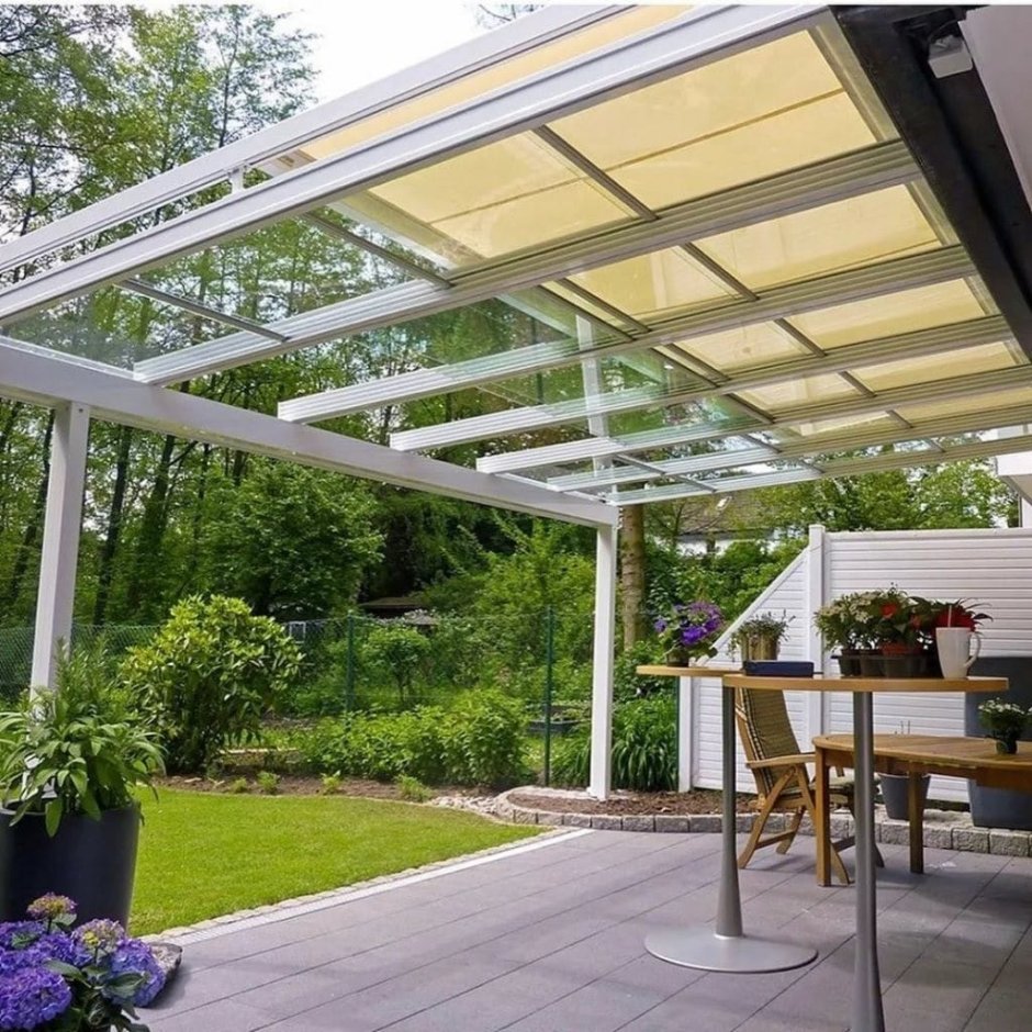 Стеклянный навес над террасой