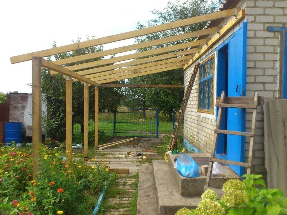 Навес на даче к дому