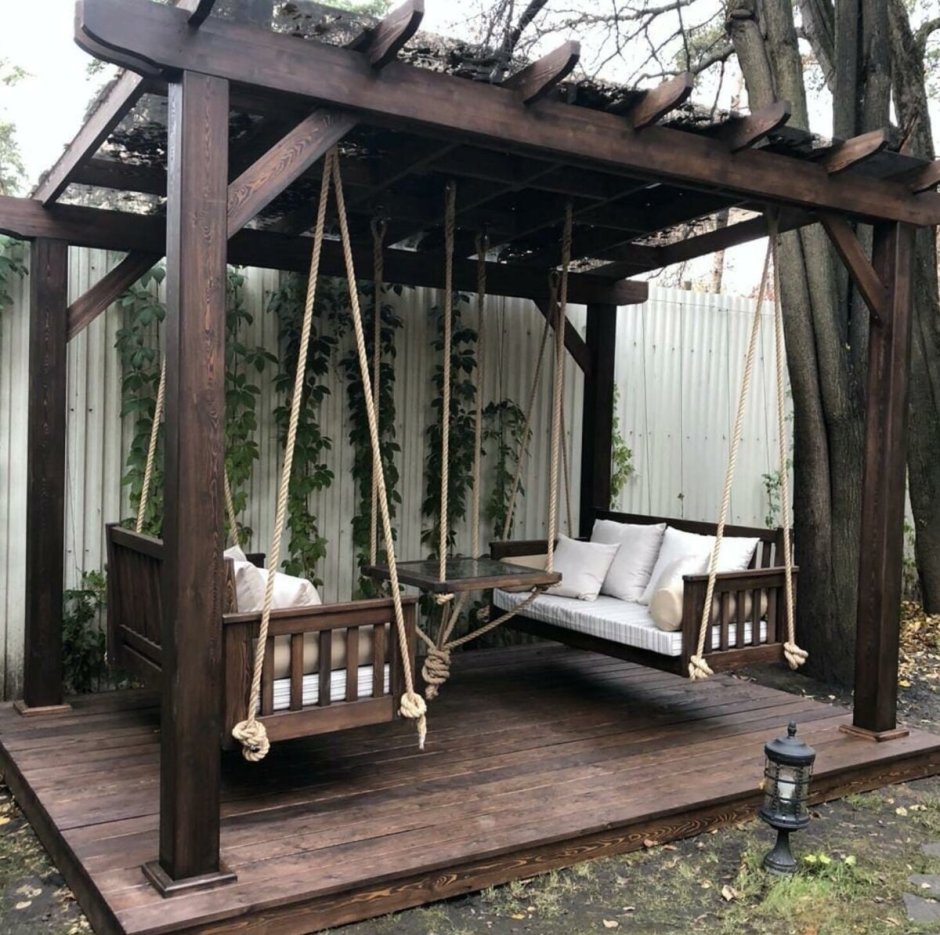 Деревянные качели для дачи