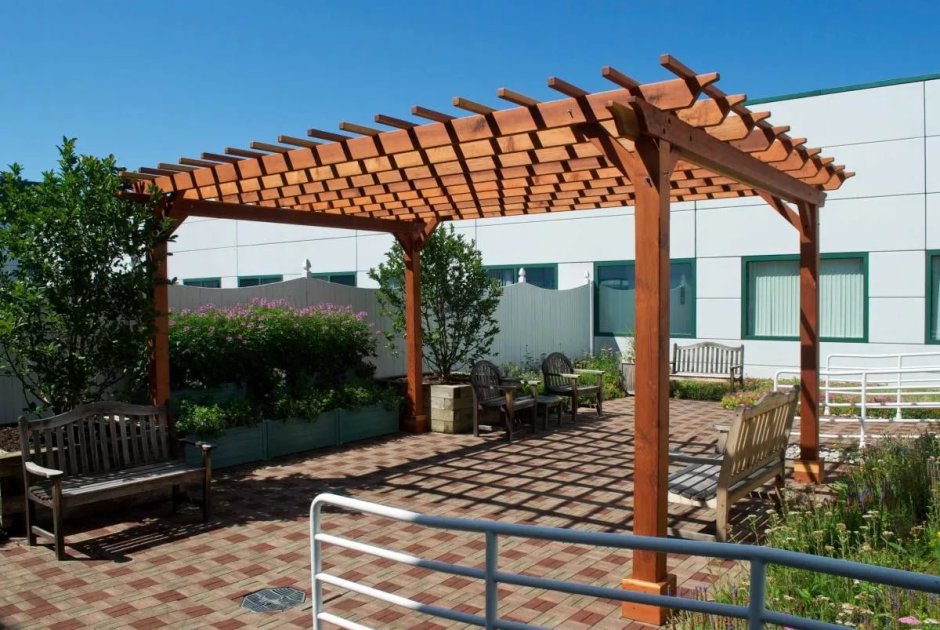 Деревянный навес от солнца