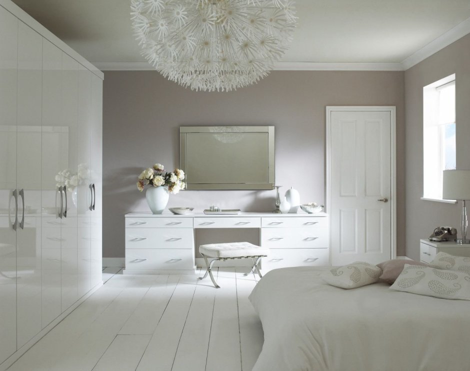 Белая комната с белой мебелью
