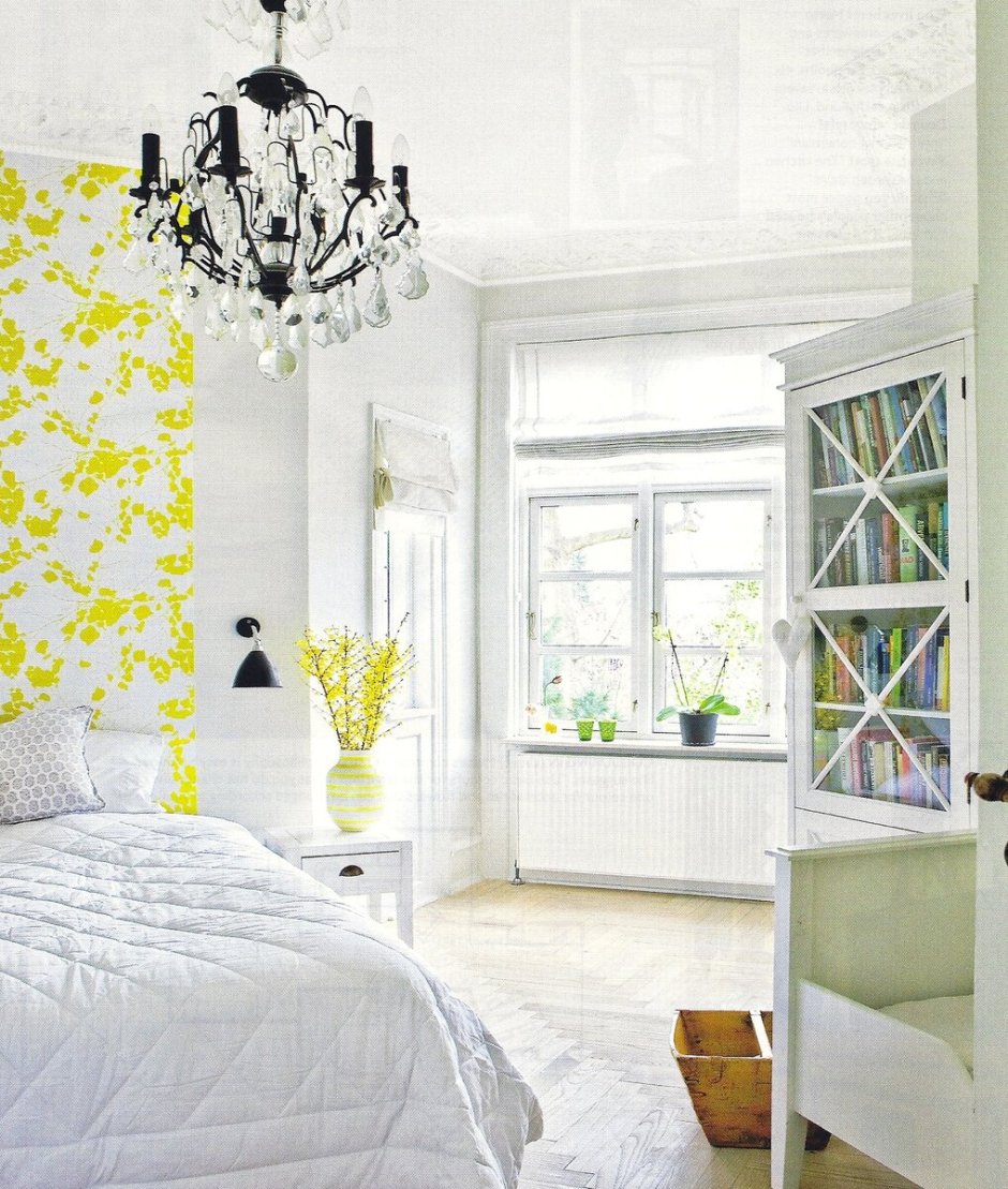 Белая спальня с яркими деталями