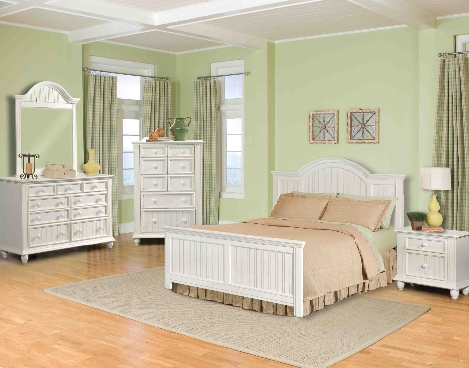 Фисташковая спальня с белой мебелью