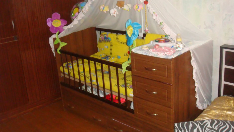 Кроватка детская с комодом и балдахином