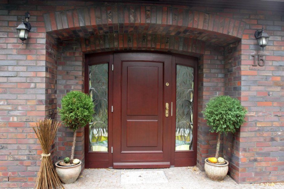 Входная дверь в дом из кирпича