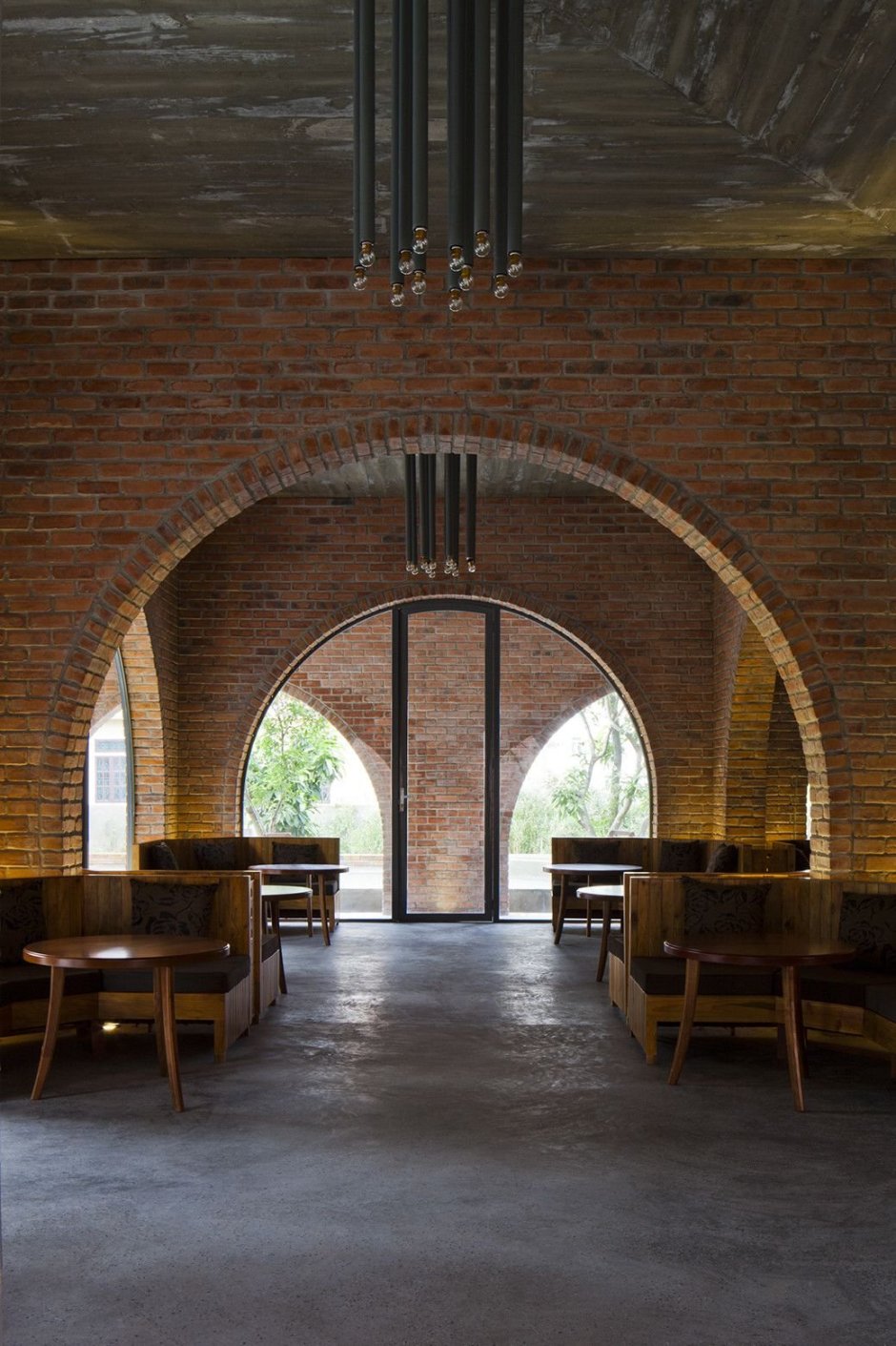 В интерьерах ресторанов арки из кирпича