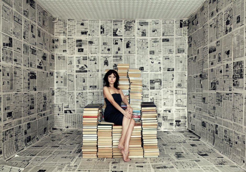 Стена из книжных страниц