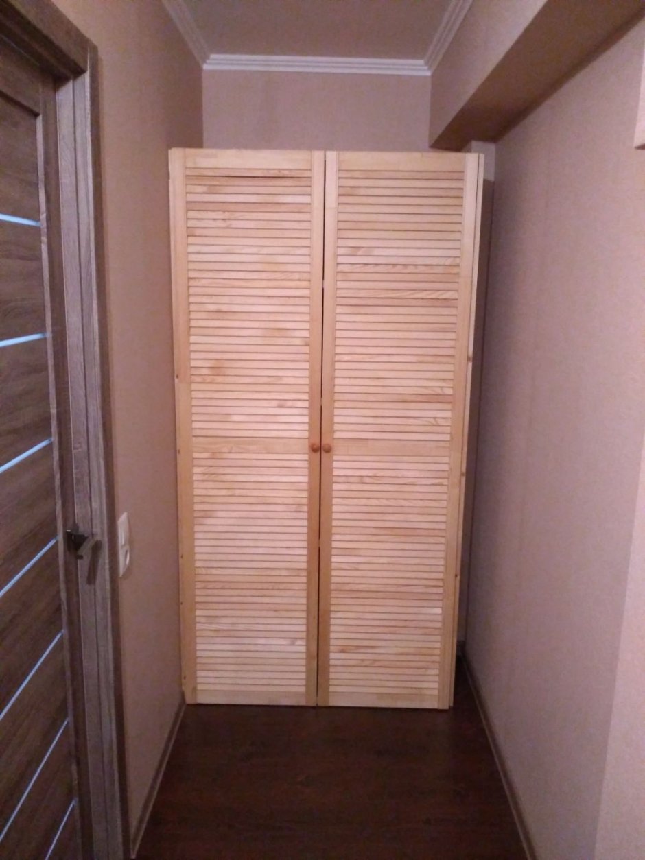 Шкаф с жалюзийными дверцами