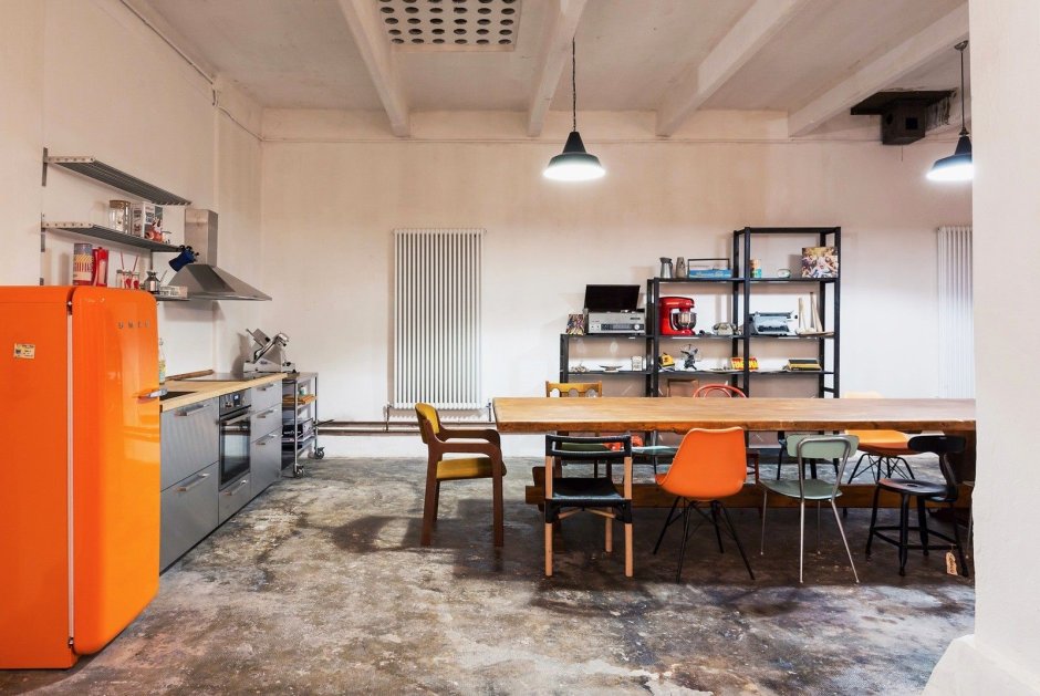 Кухня хостела в стиле лофт интерьер