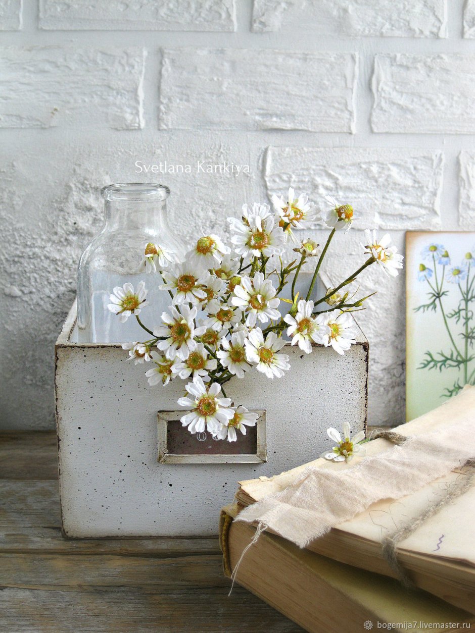 Искусственные ромашки в интерьере квартиры