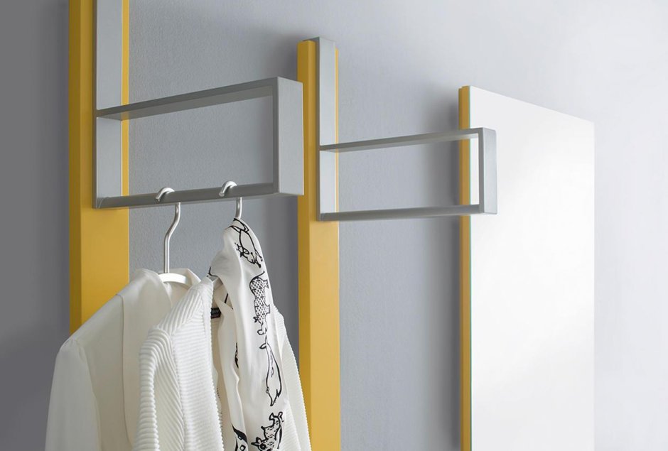 Прихожая со штангой для плечиков