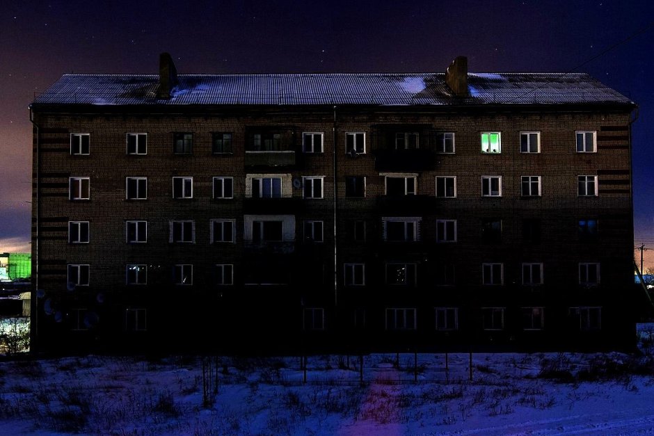 Панельный дом ночью