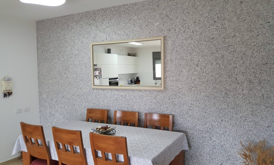 Жидкие обои в интерьере кухни